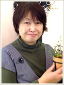 ワイヤークラフトの講師の写真です。講師： 狩谷梨栄子先生。日本ワイヤークラフト協会 